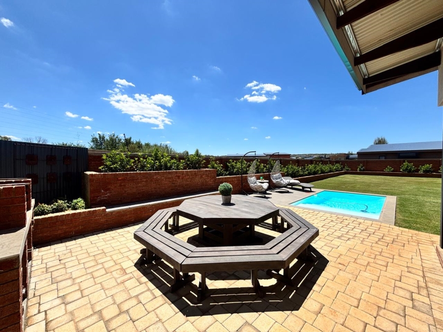 3 Bedroom Property for Sale in Van Der Hoff Park North West